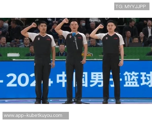 追梦与球迷争执裁判出面调解展现职业素养与冷静处理能力