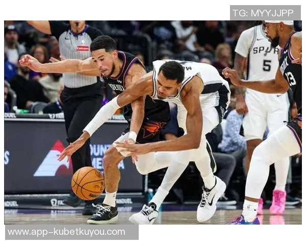 奥特布克在比赛中展现卓越掌控力面对包夹与强对抗依然做出明智决策